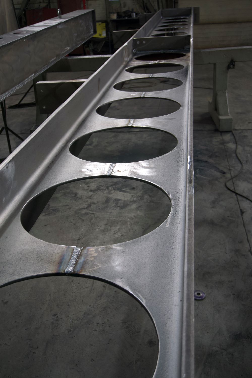 Kiaurymėtos plieninės sijos 